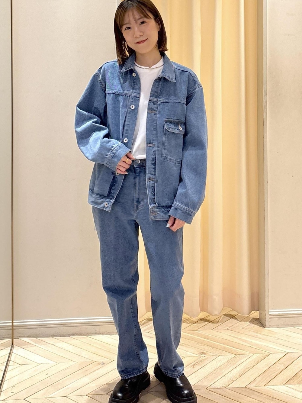 ブラック系のその他シューズ、ホワイト系のTシャツ/カットソー、ブルー系のデニムジャケットを着用したレディースの冬コーディネートの1枚目の写真
