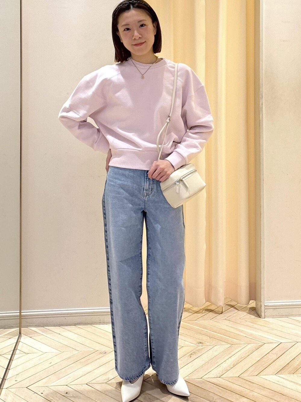 「ピンク、ショート丈、デニム、ニードバイ、NEEDBY別注デニム、フレンチスタイリング、ヘアアクセ、ボトムコレクション、初春コーデ、春コーデ、デートコーデ、お出かけコーデ、大人カジュアル、パンツスタイル、カジュアルコーデ」｜「NEEDBY heritageの【NEEDBY for ADAM ET ROPE'】別注LUNA WIDE STRAIGHT（デニムパンツ、ブルー系）」を使った、すがわらさん（レディース・160cm）の冬コーディネートの1枚目の写真