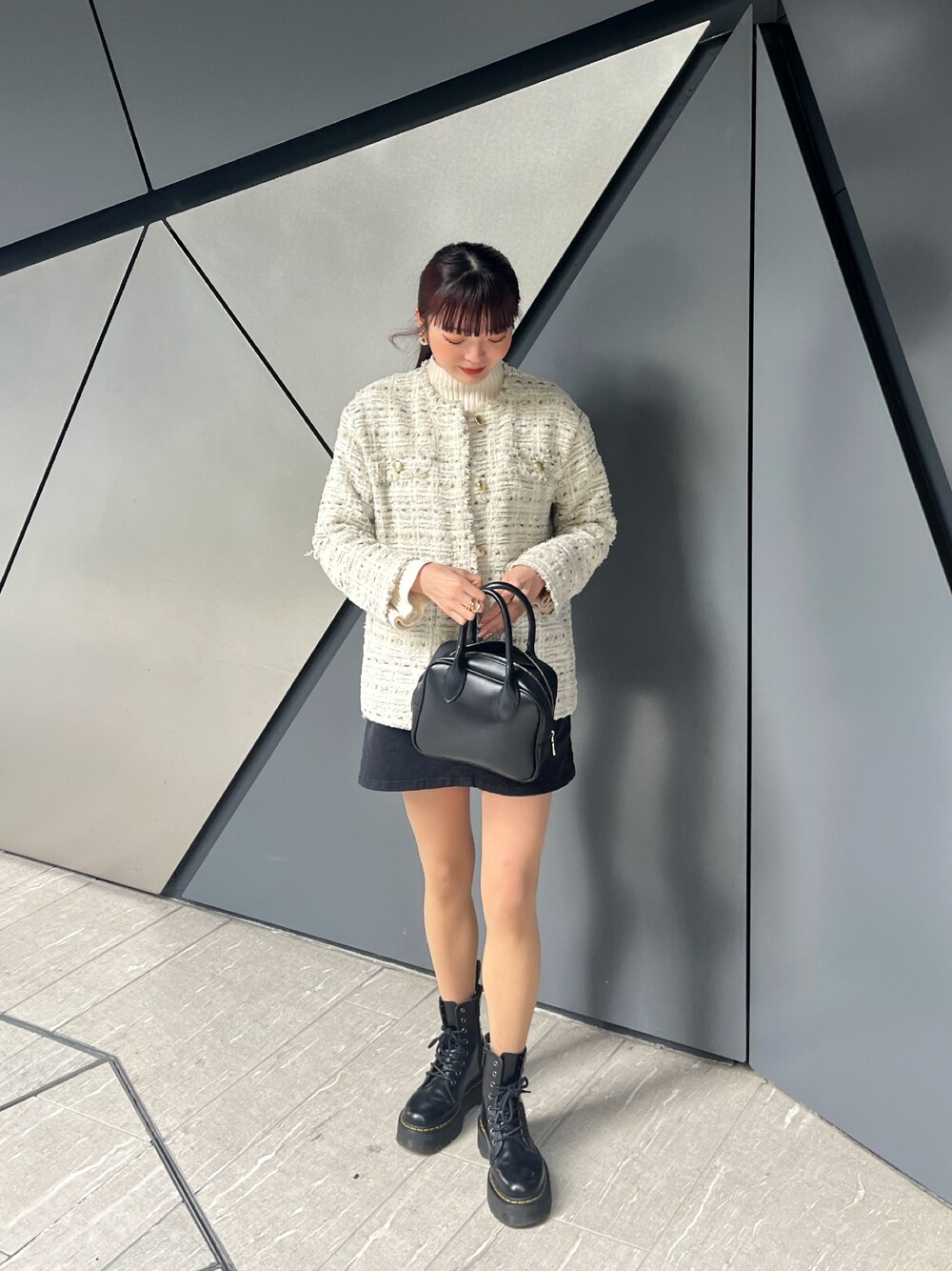 「ツイード、ツイードジャケット、ドクターマーチン、Dr.Martens、ガーリー」｜「BEAMS HEARTのBEAMS HEART / ツイード ミドルジャケット（スーツジャケット、ホワイト系）」を使った、misakiさん（レディース・163cm）の冬コーディネートの1枚目の写真