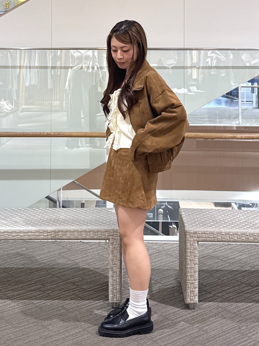 ホワイト系のニット/セーター、ベージュ系のスカート、ブラウン系のブルゾンを着用したレディースの秋コーディネートの1枚目の写真