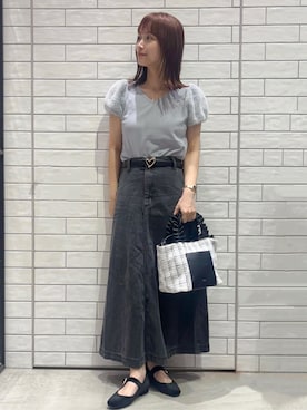「index（インデックス）の《6色展開》フェザーパフスリーブVネックニット【洗濯機洗い可】（ニット/セーター、ブルー系）」を使った、RANさん（レディース・155cm）の夏コーディネート