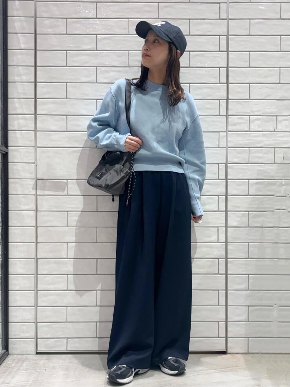 ブルー系のニット/セーター、ブルー系のその他パンツ、グレー系のショルダーバッグを着用したレディースの冬コーディネートの1枚目の写真