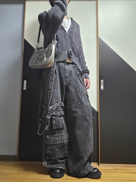 「cussil（クシル）の【cussil/クシル】【12oz】 ルーズシルエットアシンメトリーサスペンダーカーゴデニムパンツ（デニムパンツ、ブラック系）」を使った、TAKUさん（メンズ・176cm）の春コーディネート