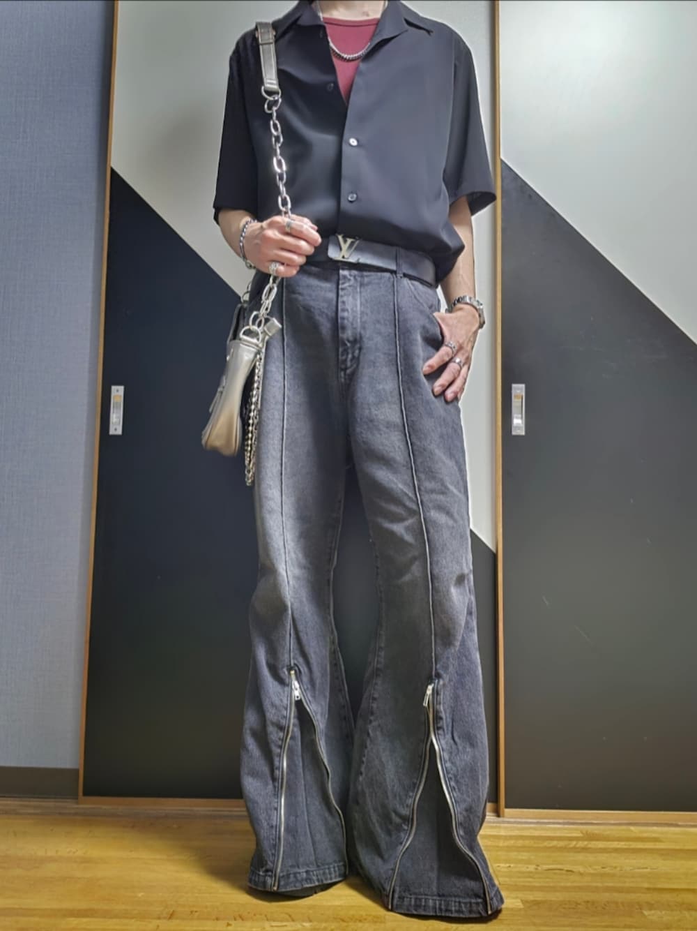 グレー系のデニムパンツ、シルバー系のショルダーバッグ、ブラック系のシャツ/ブラウスを着用したメンズの夏コーディネートの1枚目の写真