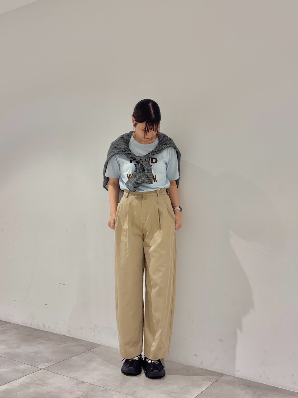 ブラック系のシャツ/ブラウス、その他のTシャツ/カットソー、ベージュ系のその他パンツを着用したレディースの夏コーディネートの1枚目の写真