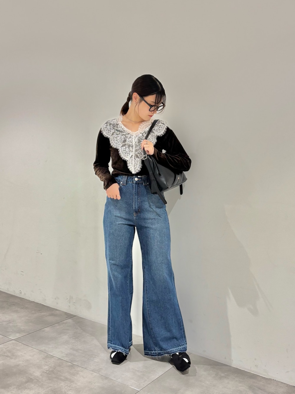 ブラウン系のその他トップス、ブルー系のデニムパンツ、ブラック系のショルダーバッグを着用したレディースの秋コーディネートの1枚目の写真