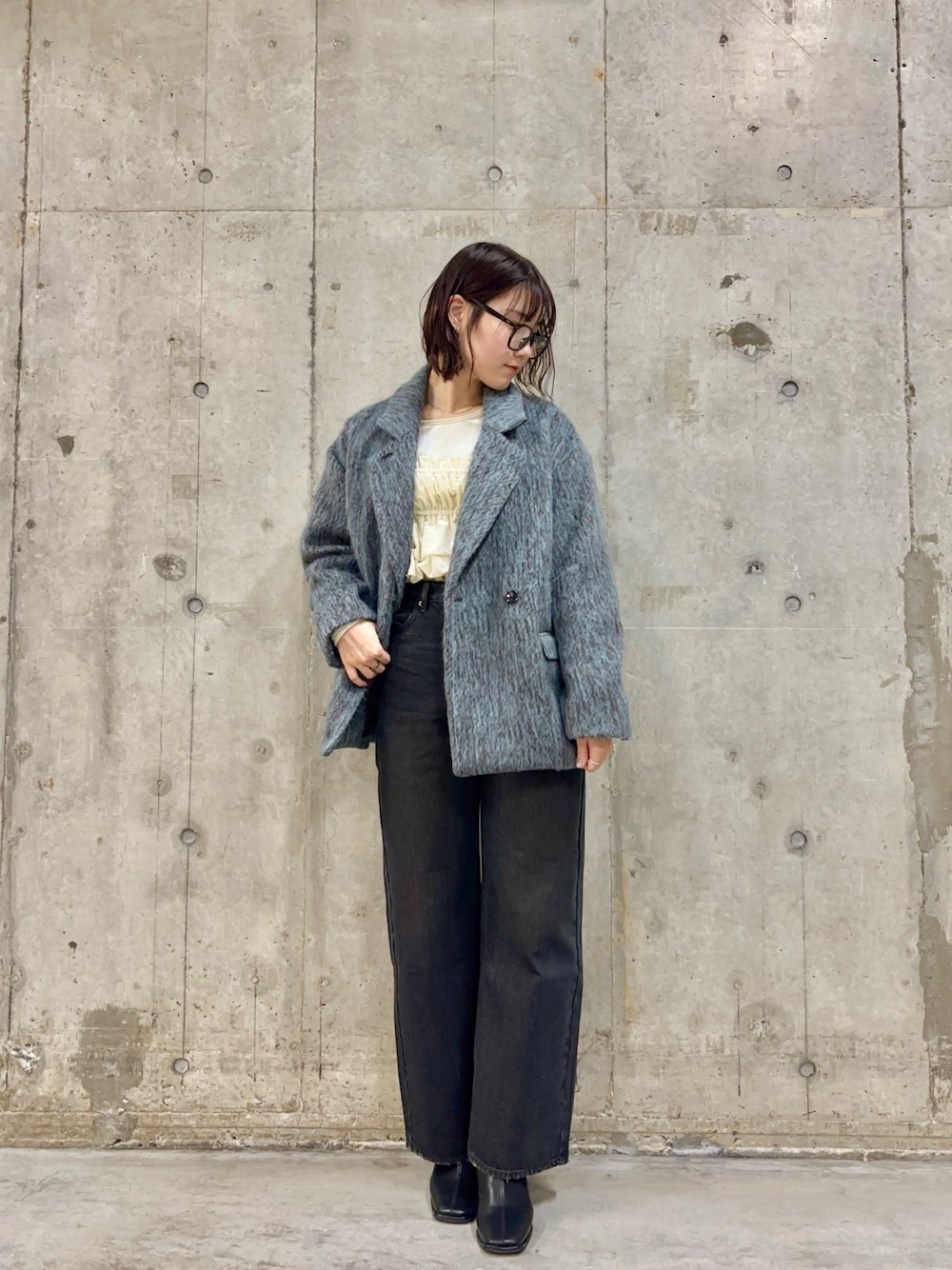 ブルー系のその他アウター、ホワイト系のTシャツ/カットソー、ブラック系のデニムパンツを着用したレディースの冬コーディネートの1枚目の写真