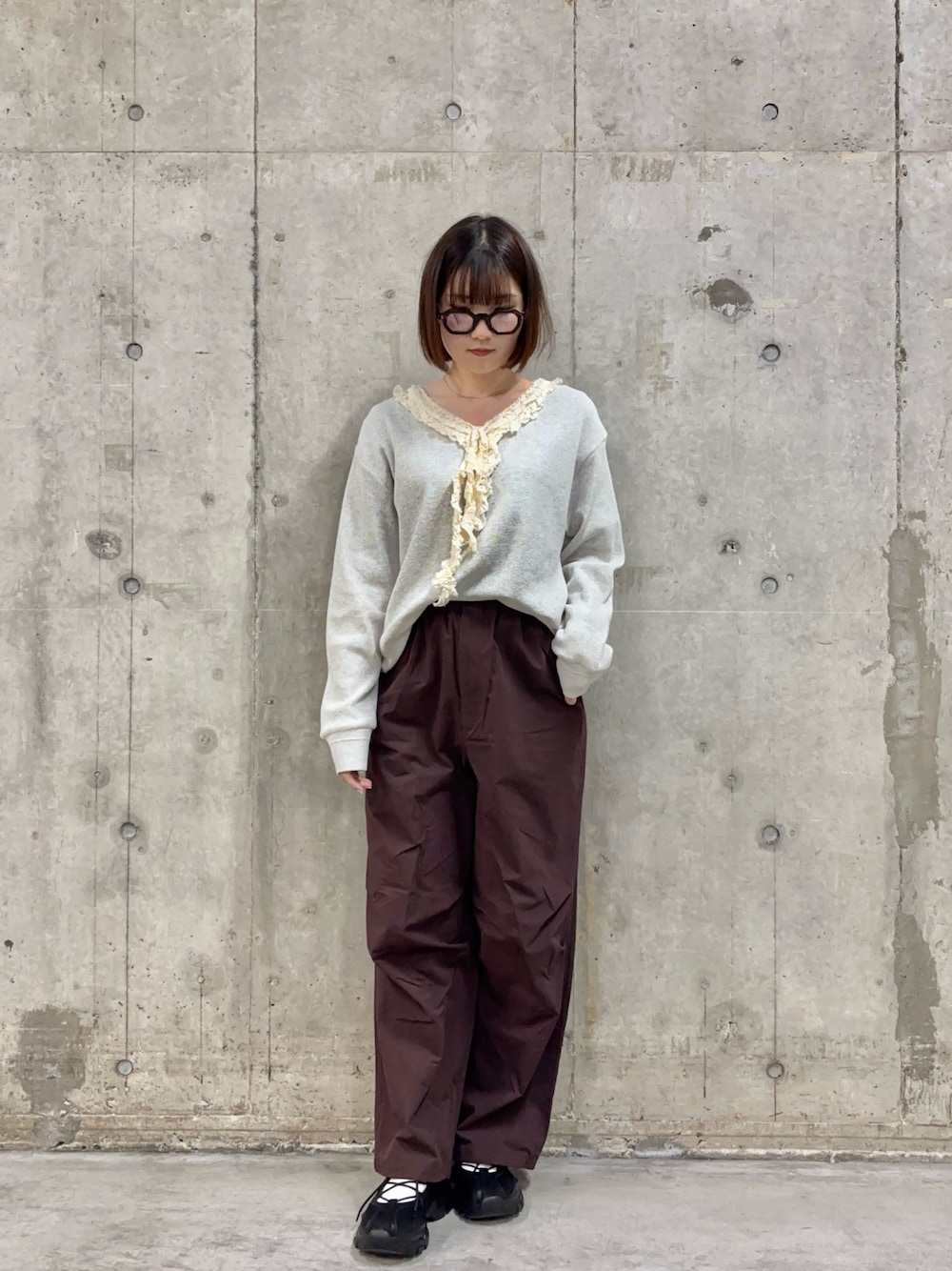 ブラウン系のその他パンツ、ベージュ系のTシャツ/カットソー、ブラック系のスニーカーを着用したレディースの春コーディネートの1枚目の写真