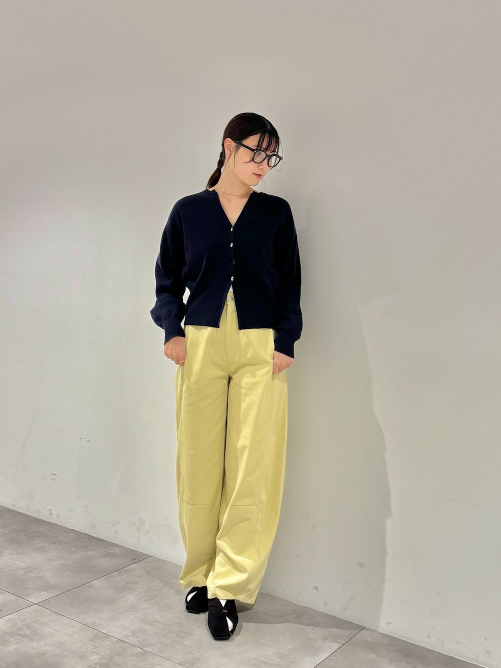 イエロー系のその他パンツ、ブルー系のカーディガン/ボレロ、ブラック系のパンプスを着用したレディースの秋コーディネートの1枚目の写真