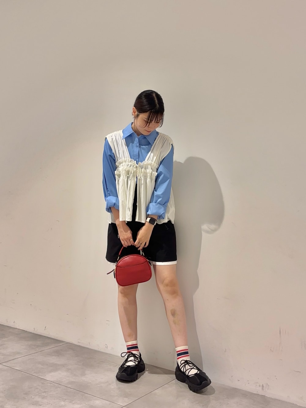 ホワイト系のシャツ/ブラウス、ブルー系のシャツ/ブラウス、ブラック系のスニーカーを着用したレディースの夏コーディネートの1枚目の写真