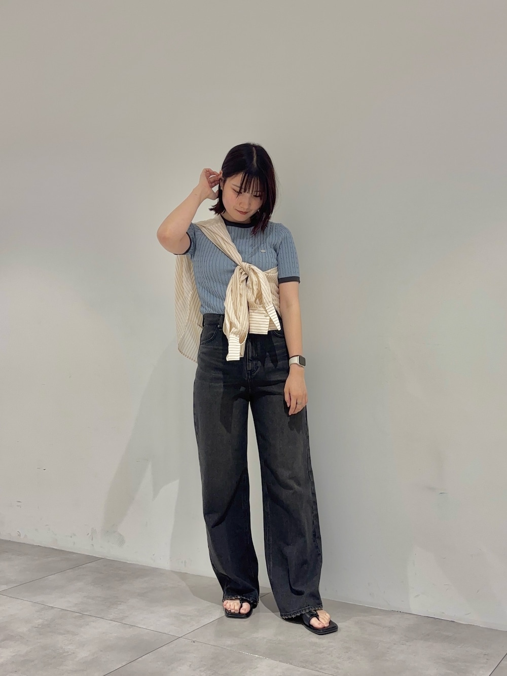 ブルー系のニット/セーター、ベージュ系のシャツ/ブラウス、ブラック系のその他パンツを着用したレディースの夏コーディネートの1枚目の写真