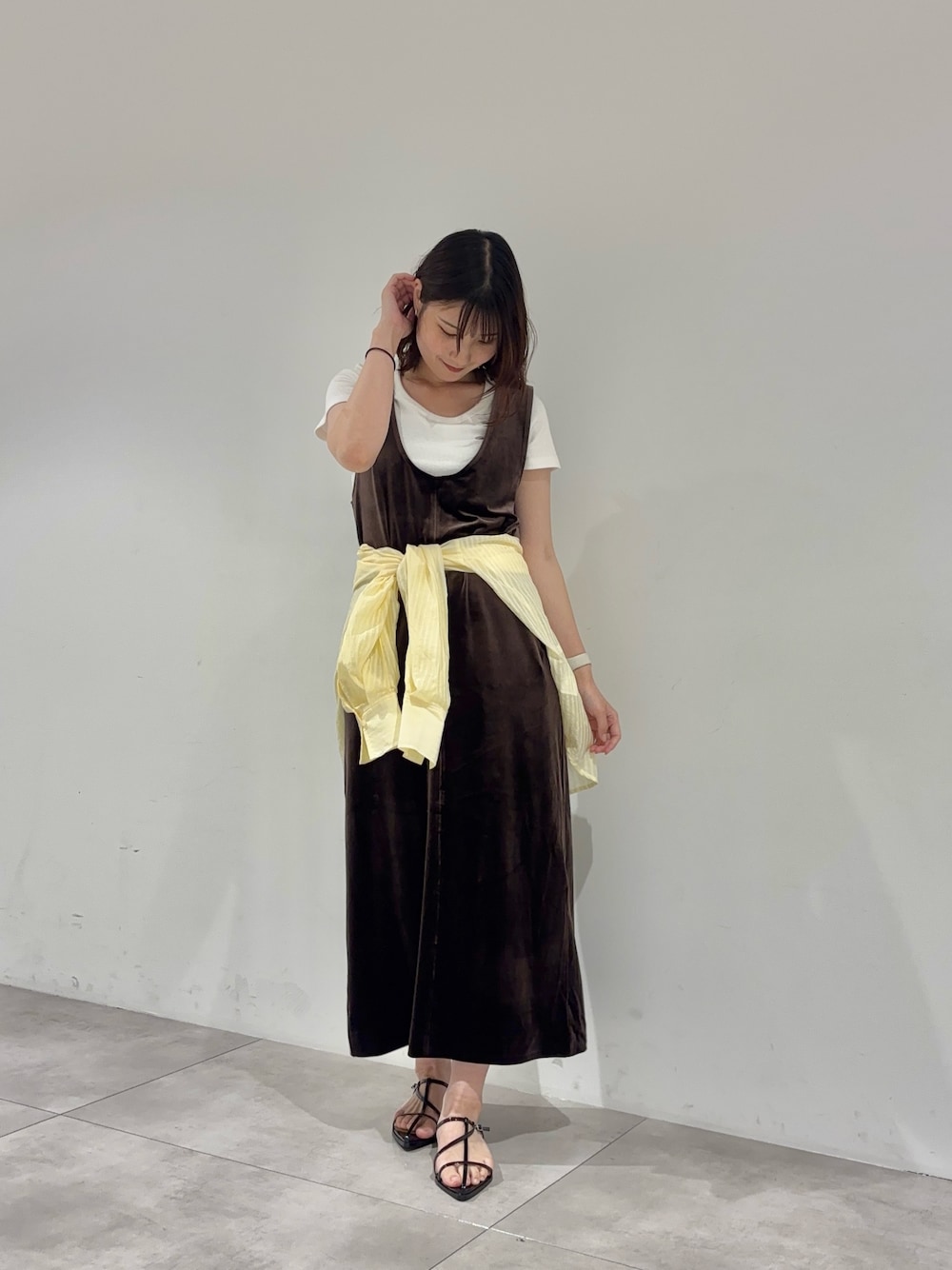 ブラウン系のワンピース、ホワイト系のTシャツ/カットソー、イエロー系のシャツ/ブラウスを着用したレディースの夏コーディネートの1枚目の写真