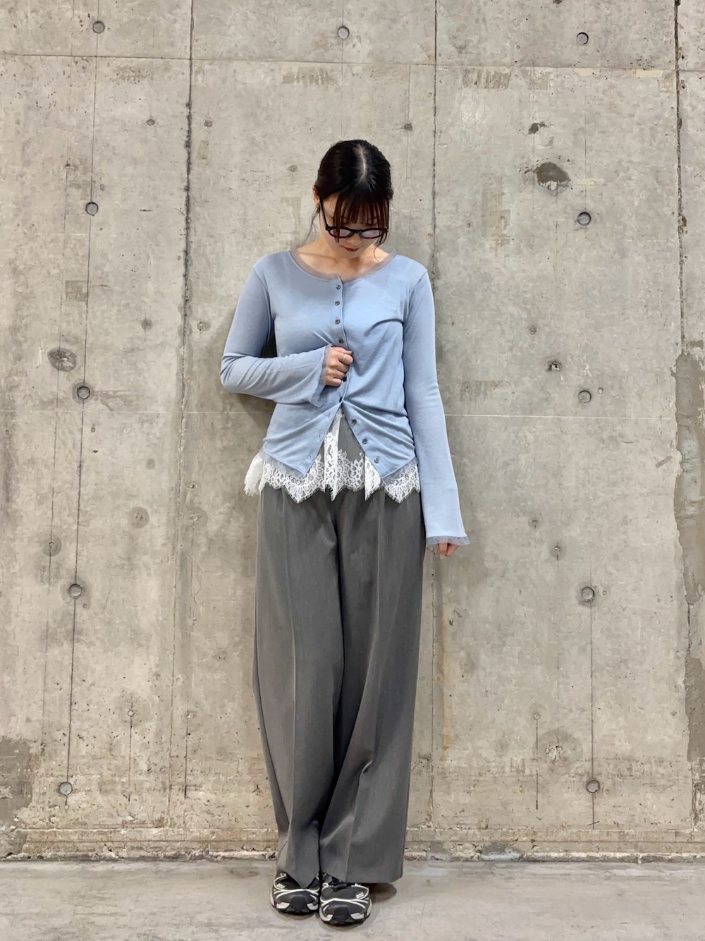 ホワイト系のキャミソール、ブルー系のカーディガン/ボレロ、グレー系のその他パンツを着用したレディースの春コーディネートの1枚目の写真
