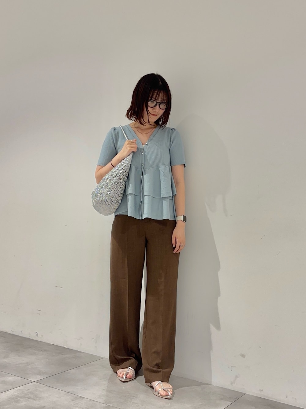 ブルー系のカーディガン/ボレロ、シルバー系のサンダル、シルバー系のかごバッグを着用したレディースの夏コーディネートの1枚目の写真