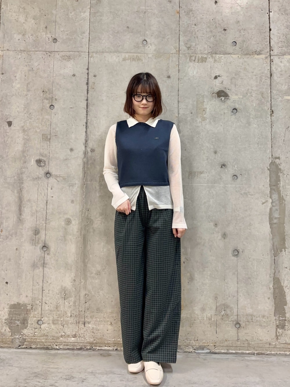 ブルー系のニット/セーター、ホワイト系のニット/セーター、ブラック系のその他パンツを着用したレディースの春コーディネートの1枚目の写真