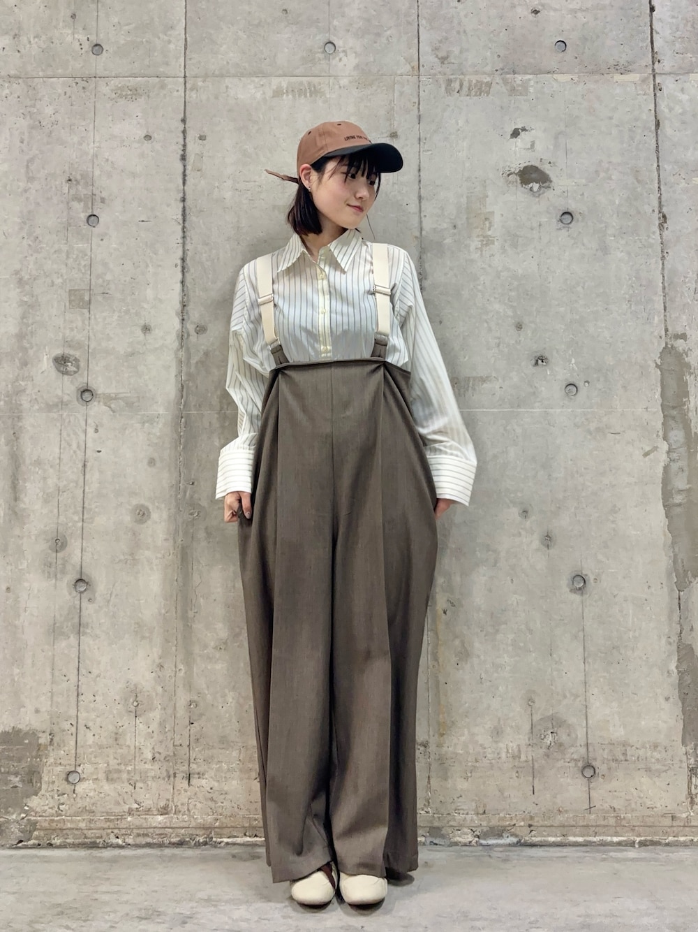 ホワイト系のシャツ/ブラウス、ブラウン系のその他パンツ、ベージュ系のスニーカーを着用したレディースの冬コーディネートの1枚目の写真