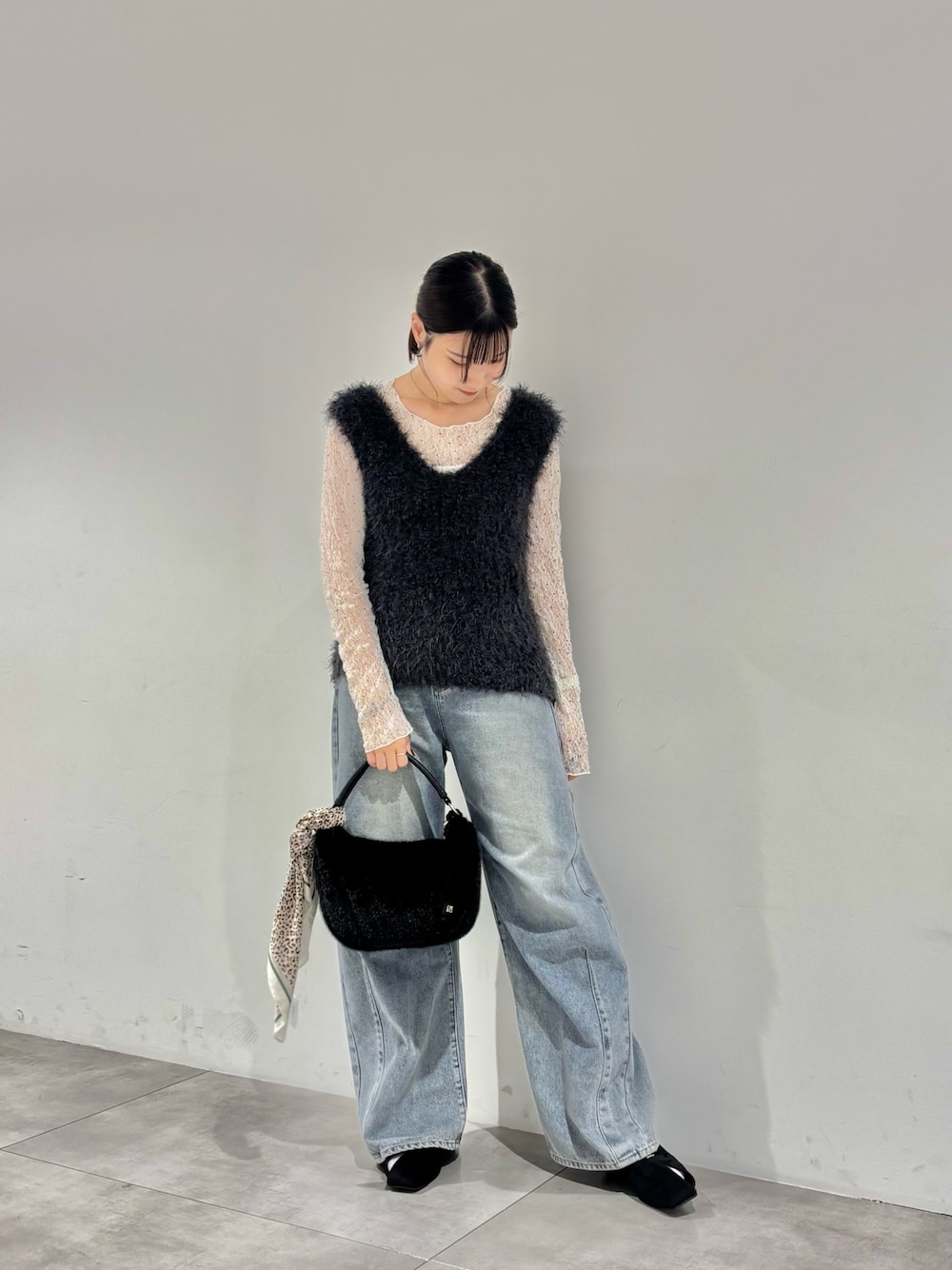 グレー系のベスト、ホワイト系のTシャツ/カットソー、ブラック系のパンプスを着用したレディースの秋コーディネートの1枚目の写真