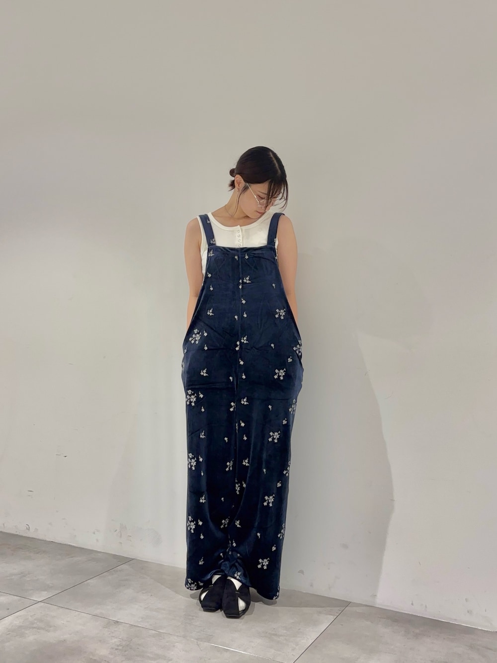 ホワイト系のタンクトップ、ブルー系のその他パンツ、ブラック系のパンプスを着用したレディースの夏コーディネートの1枚目の写真