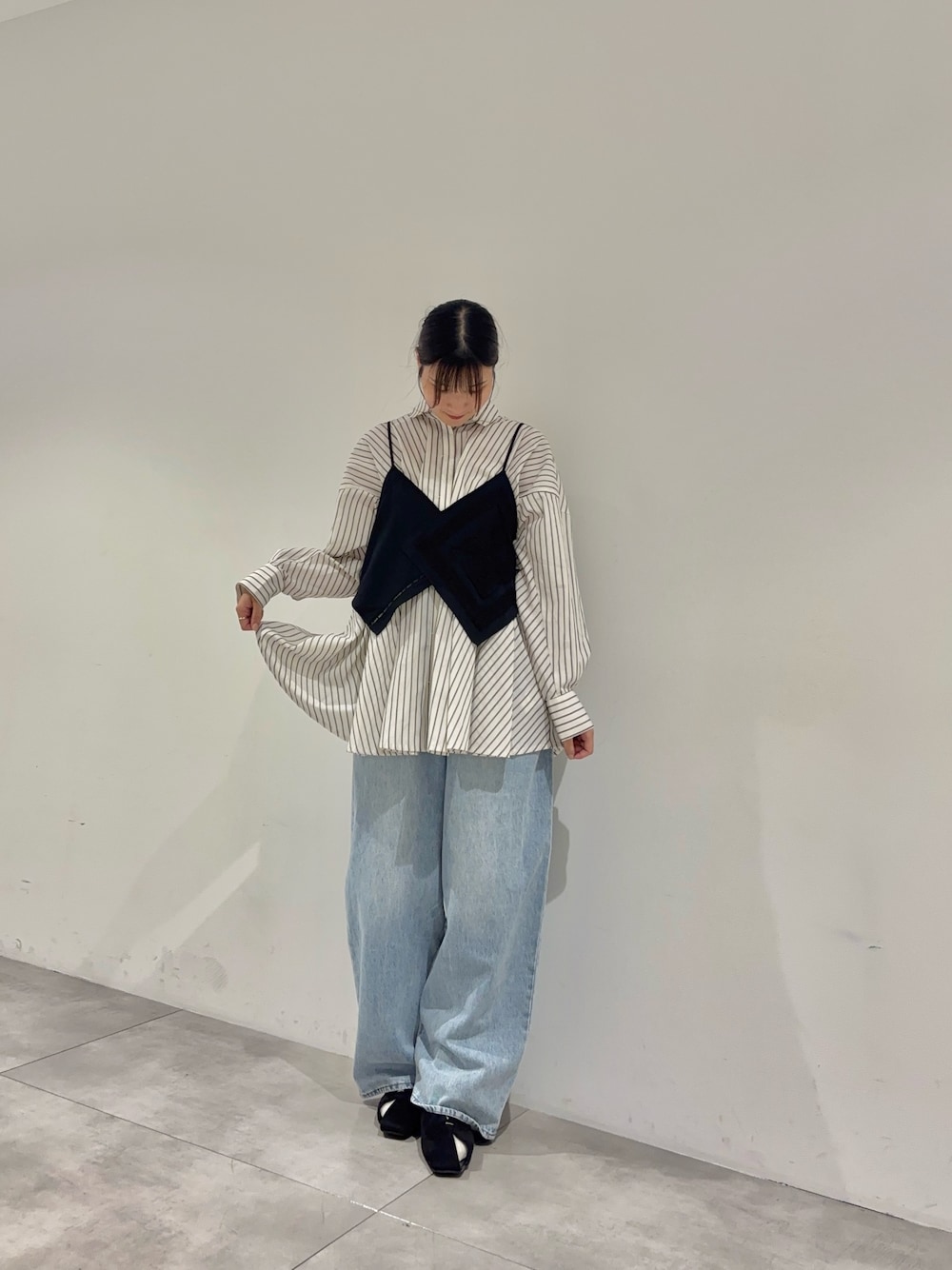 ブラック系のシャツ/ブラウス、ホワイト系のチュニック、ブルー系のデニムパンツを着用したレディースの夏コーディネートの1枚目の写真