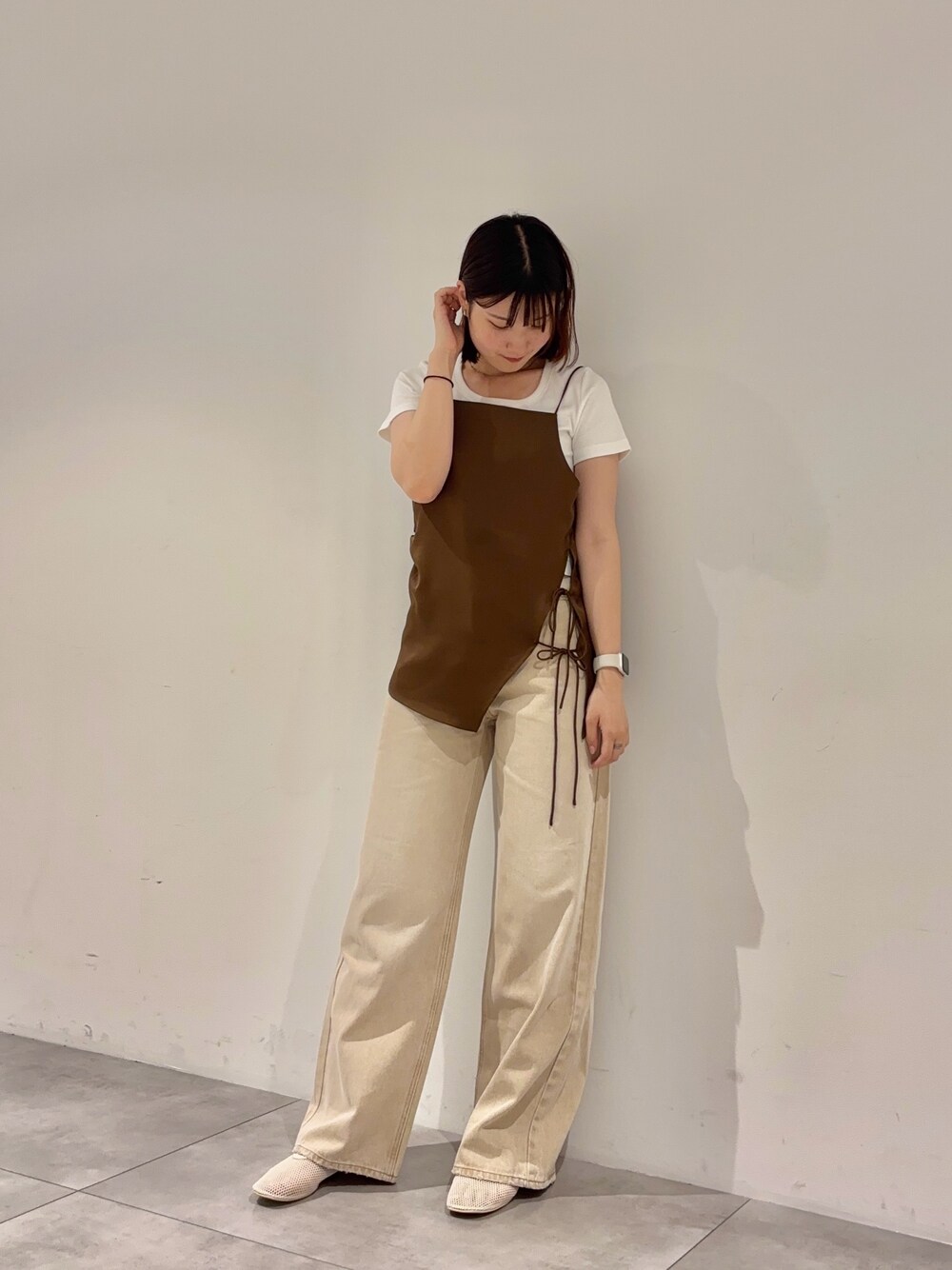 ホワイト系のTシャツ/カットソー、ブラウン系のキャミソール、ベージュ系のその他パンツを着用したレディースの春コーディネートの1枚目の写真