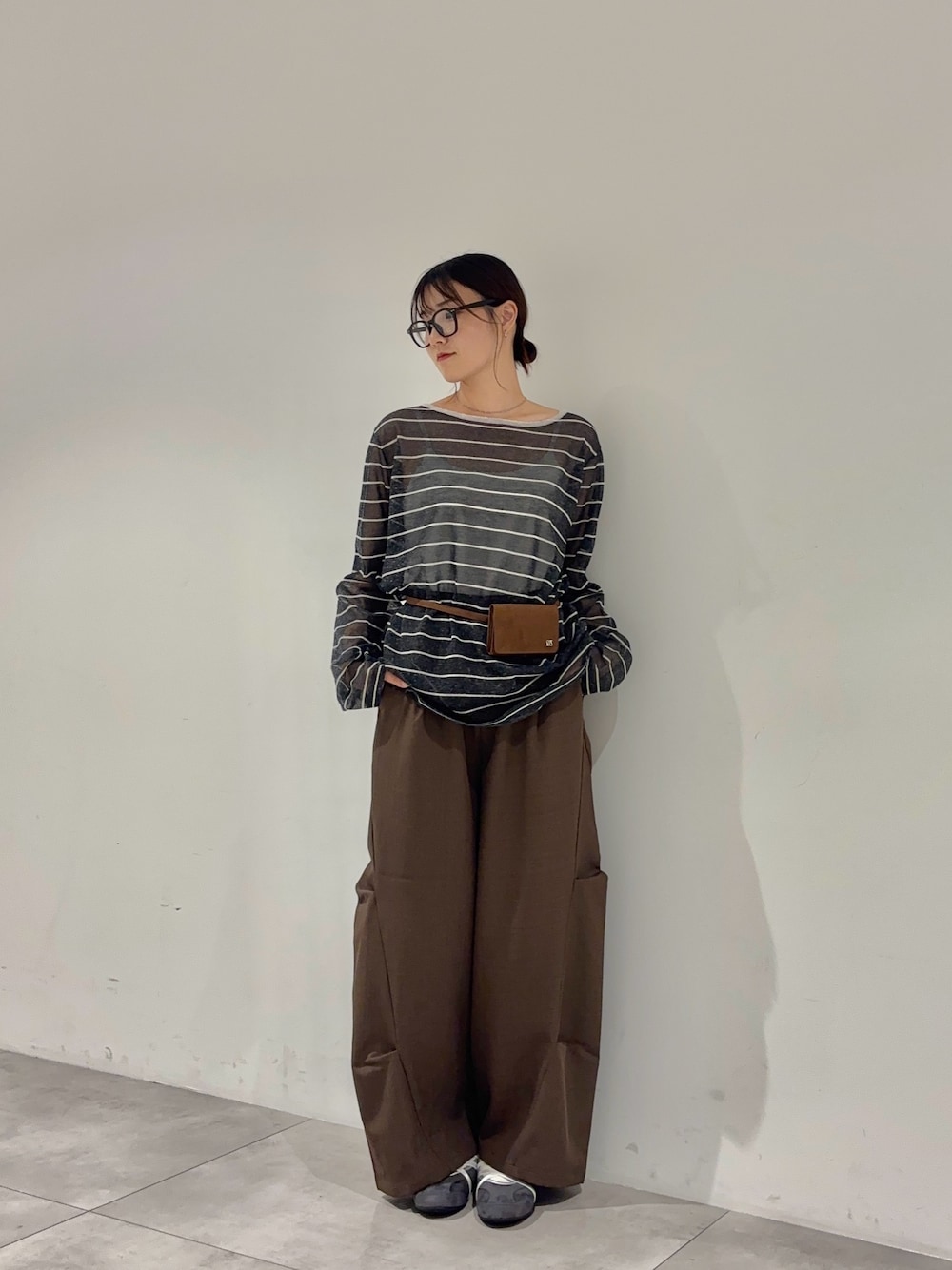 ホワイト系のキャミソール、ブラウン系のその他パンツ、グレー系のスニーカーを着用したレディースの夏コーディネートの1枚目の写真