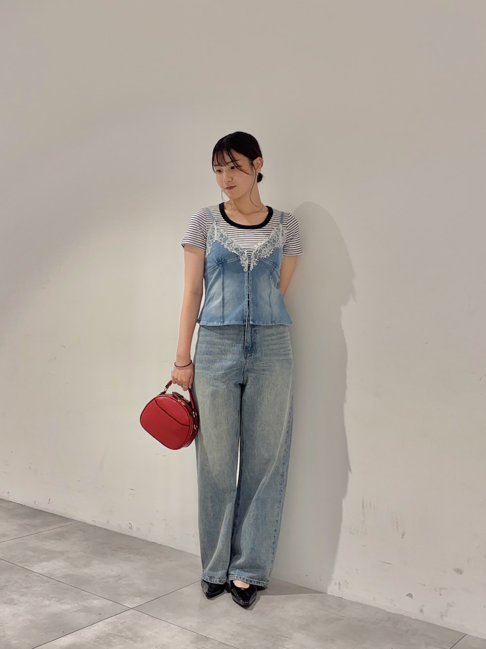 ブルー系のデニムパンツ、ホワイト系のTシャツ/カットソー、ブルー系のキャミソールを着用したレディースの夏コーディネートの1枚目の写真