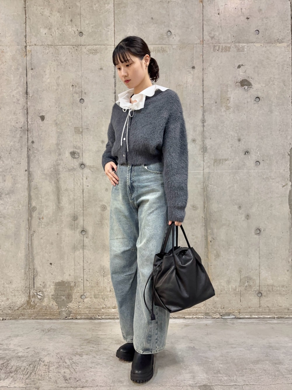 ブルー系のデニムパンツ、グレー系のカーディガン/ボレロ、ホワイト系のシャツ/ブラウスを着用したレディースの秋コーディネートの1枚目の写真