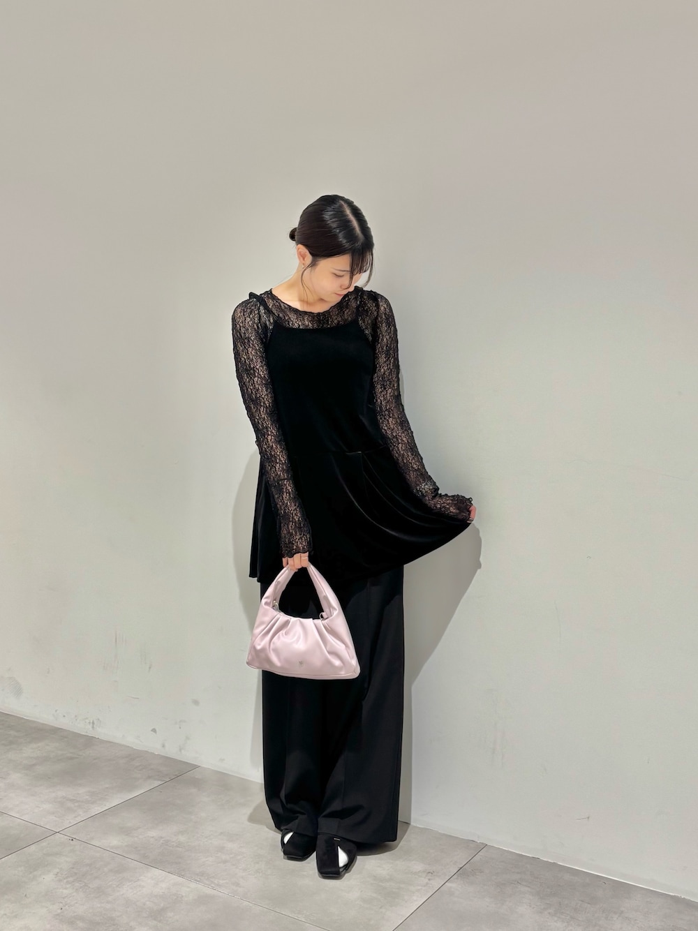 ブラック系のTシャツ/カットソー、ブラック系のチュニック、ブラック系のスラックスを着用したレディースの秋コーディネートの1枚目の写真