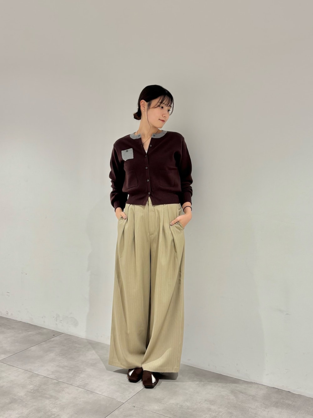 ベージュ系のその他パンツ、ブラウン系のパンプス、ブラウン系のカーディガン/ボレロを着用したレディースの秋コーディネートの1枚目の写真