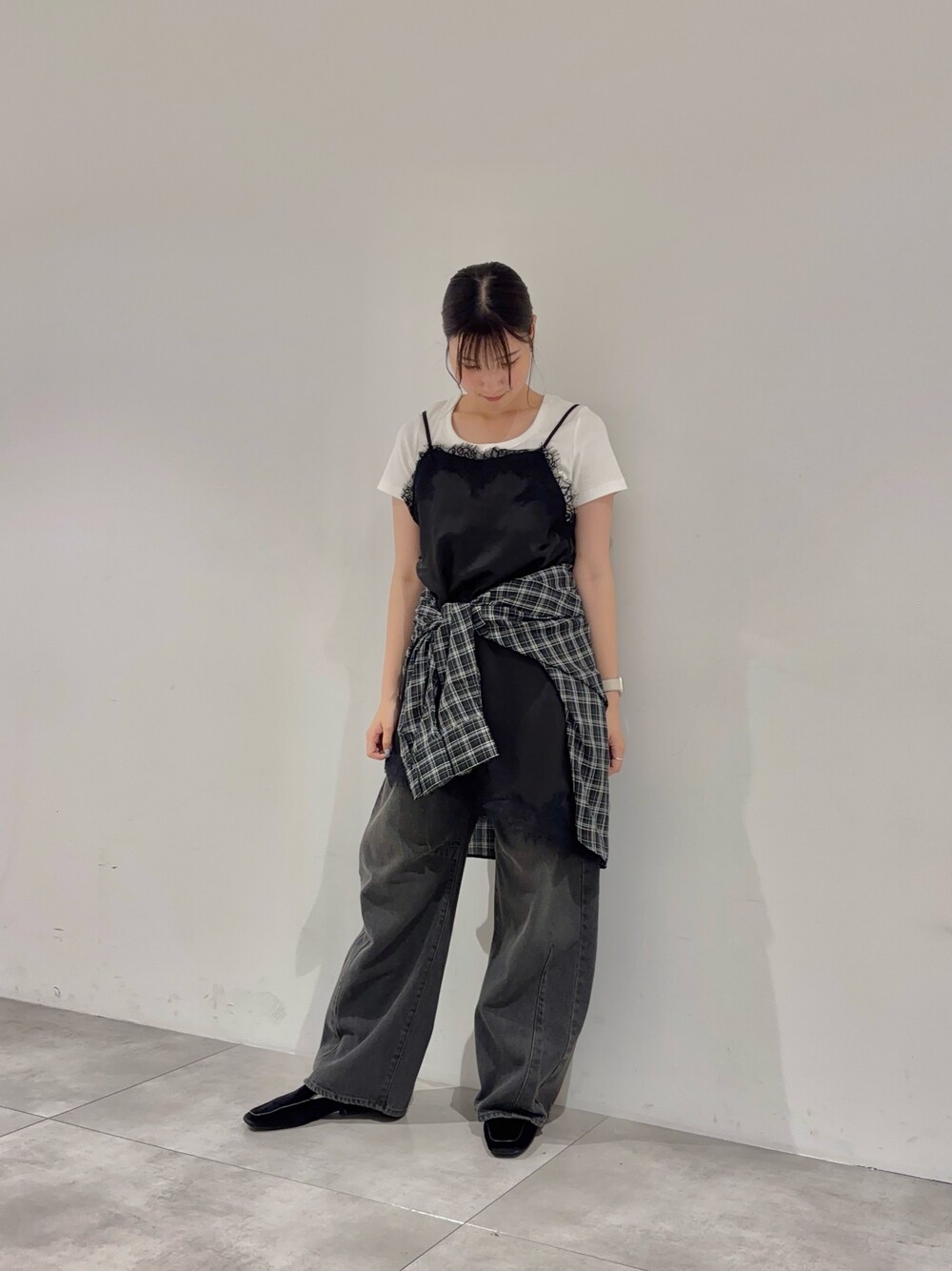ホワイト系のTシャツ/カットソー、ブラック系のキャミソール、ブラック系のシャツ/ブラウスを着用したレディースの夏コーディネートの1枚目の写真