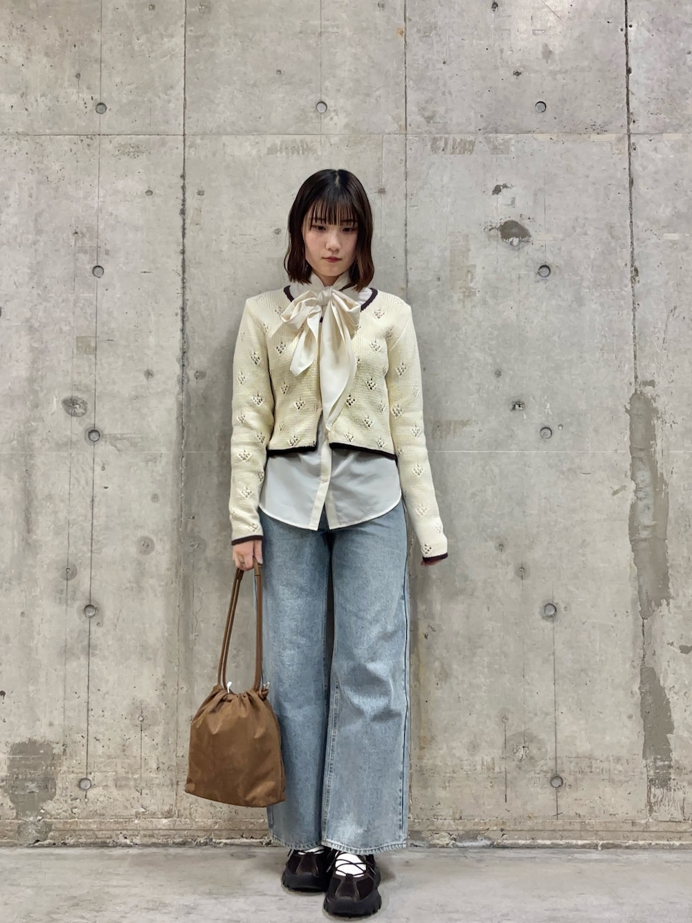 ブルー系のデニムパンツ、ホワイト系のシャツ/ブラウス、ホワイト系のカーディガン/ボレロを着用したレディースの冬コーディネートの1枚目の写真