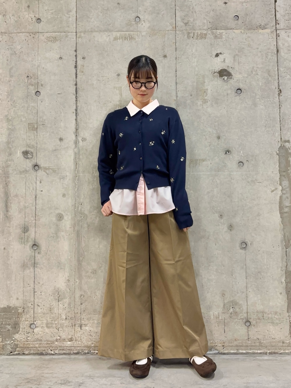 ベージュ系のその他パンツ、ピンク系のシャツ/ブラウス、ブルー系のカーディガン/ボレロを着用したレディースの冬コーディネートの1枚目の写真