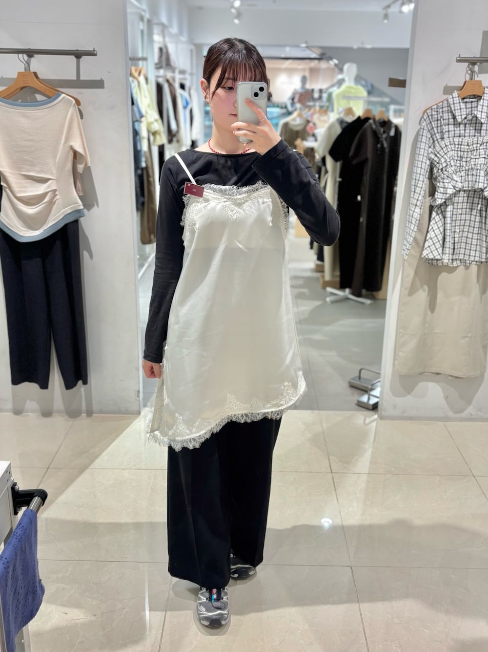 ブラック系のTシャツ/カットソー、ホワイト系のキャミソール、ブラック系のその他パンツを着用したレディースの春コーディネートの1枚目の写真