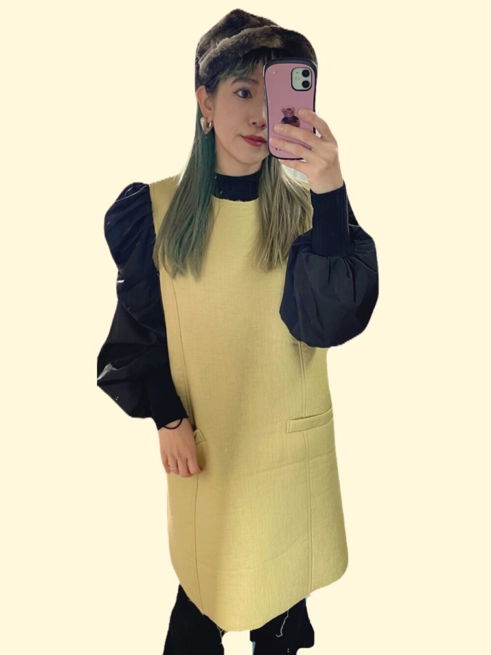 「ミニワンピ、パフスリーブ、ファー、オトナカジュアル、シンプル、スカートコーデ、低身長コーデ、古着MIX、キャップ、ワンピース、フリルパンツ、ママコーデ、ママファッション」｜「kaorinomoriのアイテム（帽子、ブラウン系）」を使った、タラオさん（レディース・152cm）の冬コーディネートの1枚目の写真