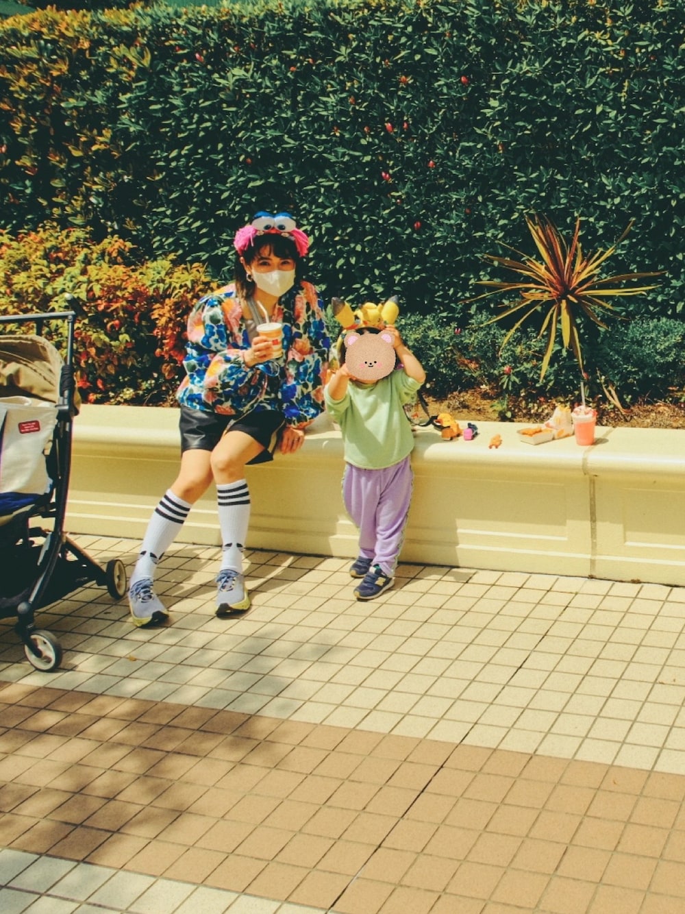 「花柄、ブラウス、パワショル、パフスリーブ、ショートパンツ、ハイソックス、adidas、スニーカー、カチューシャ、テーマパークコーデ、USJ、ユニバ、ママコーデ、低身長」｜「Ray BEAMSのsister jane / Tie Back Blouse（シャツ/ブラウス、その他）」を使った、タラオさん（レディース・152cm）の春コーディネートの1枚目の写真