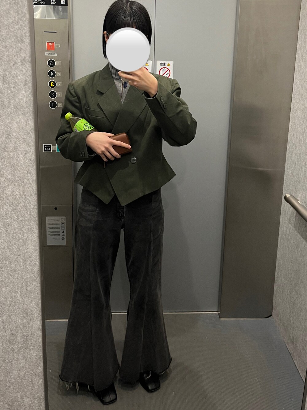 「ヒールブーツ、ブーツ、黒デニム、フレアデニム、フレアパンツ、切りっぱなしデニム、きれいめカジュアル、ハーフジップ、キレイめコーデ、古着、古着コーデ、古着女子」｜「VINTAGEのアイテム（テーラードジャケット、グリーン系）」を使った、hn00g0kさん（レディース・162cm）の冬コーディネートの1枚目の写真