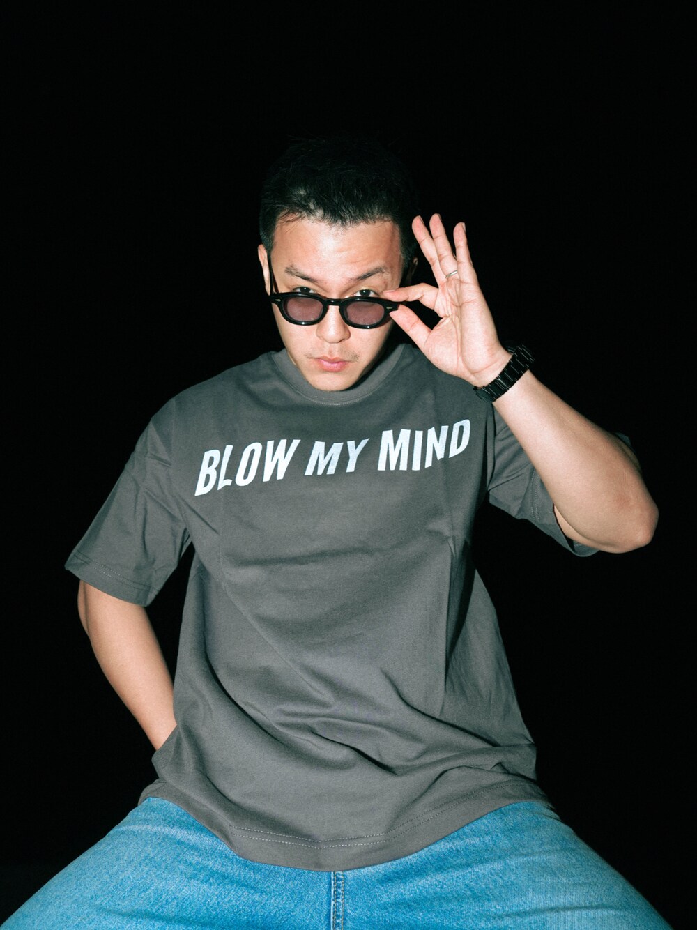 「春のおしゃ見えテクニック、大人カジュアル、カジュアルコーデ」｜「BLOWMYMINDのアイテム（Tシャツ/カットソー、グレー系）」を使った、jasonboyyyyyさん（メンズ・174cm）の春コーディネートの1枚目の写真