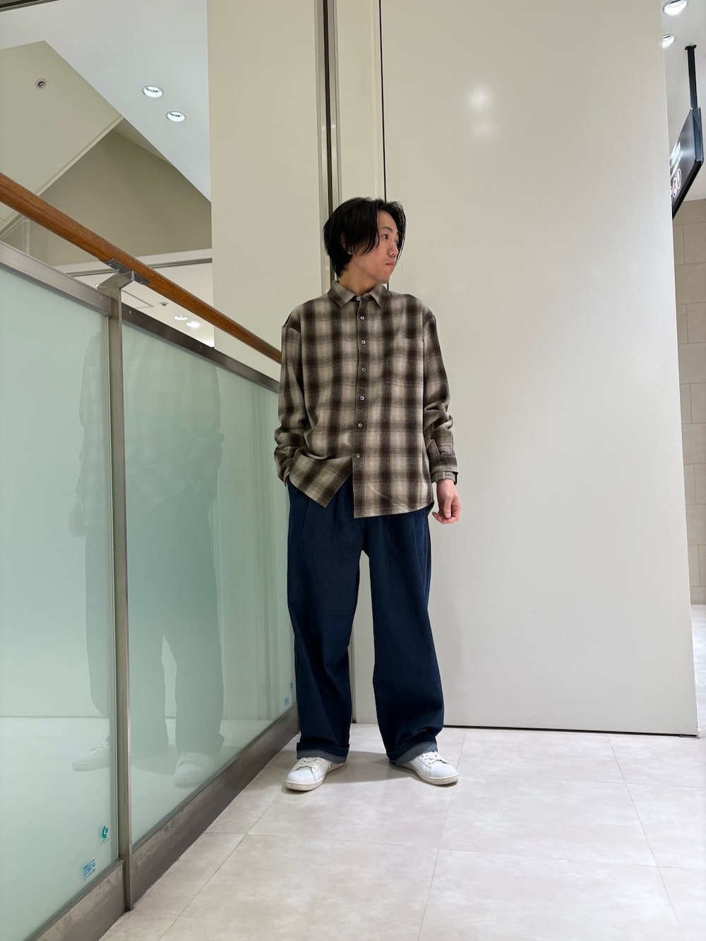 ブラウン系のシャツ/ブラウス、ブルー系のその他パンツを着用したメンズの秋コーディネートの1枚目の写真