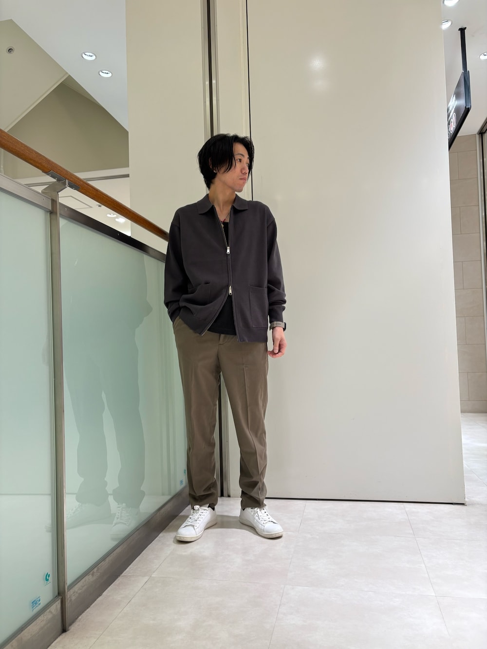 グレー系のニット/セーター、グリーン系のその他パンツを着用したメンズの秋コーディネートの1枚目の写真