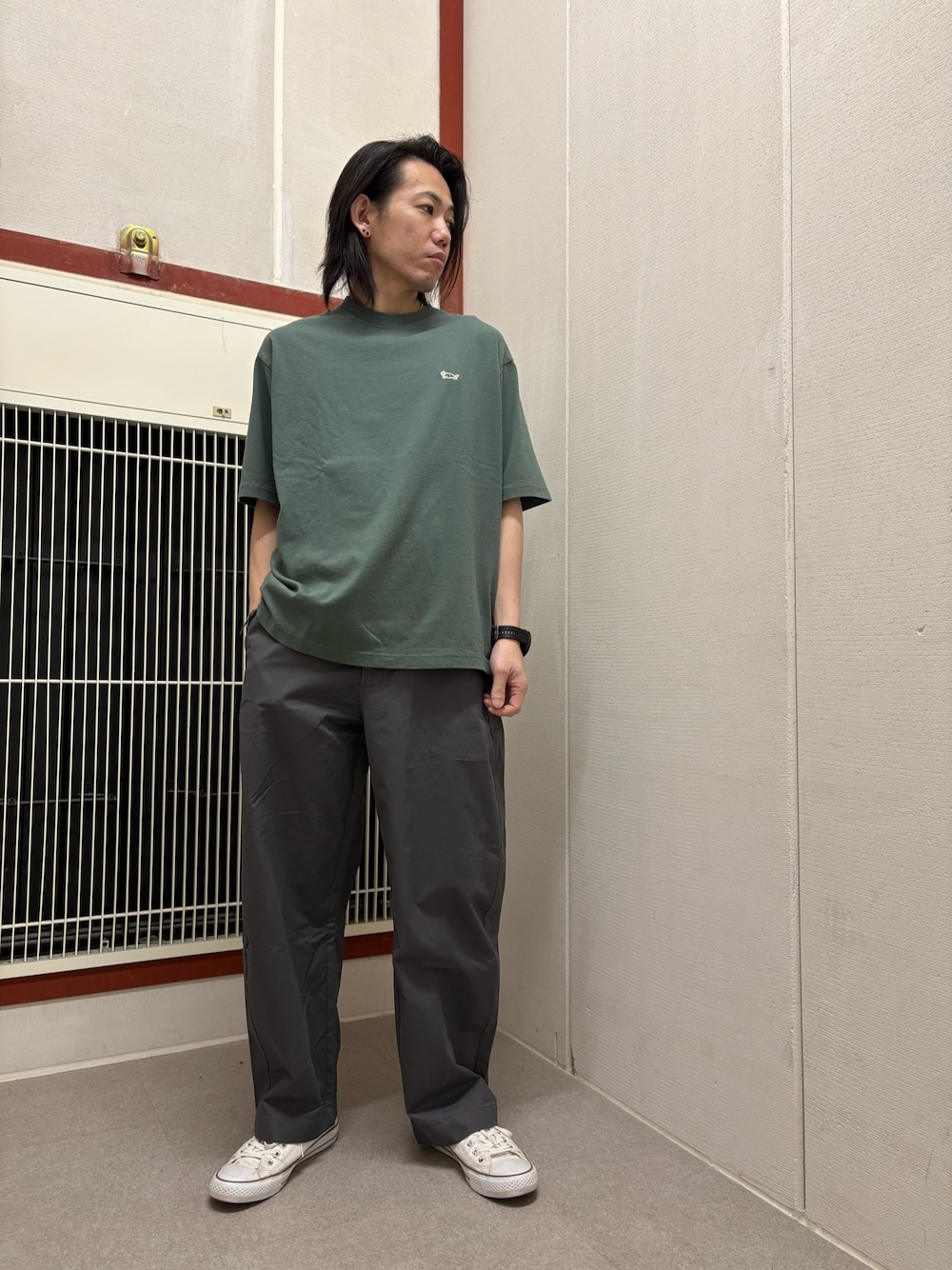 グリーン系のTシャツ/カットソー、グレー系のその他パンツを着用したメンズの夏コーディネートの1枚目の写真