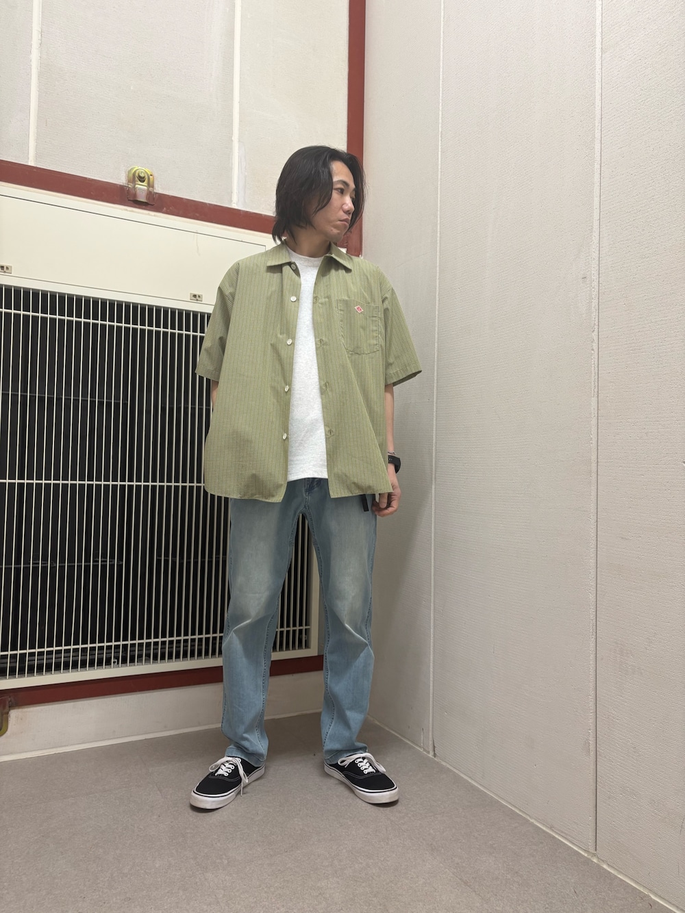 グリーン系のシャツ/ブラウス、ホワイト系のTシャツ/カットソー、ブルー系のその他パンツを着用したメンズの春コーディネートの1枚目の写真