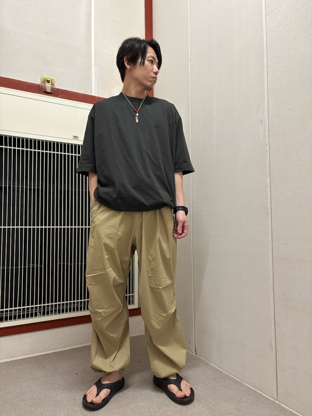 グレー系のTシャツ/カットソー、ベージュ系のその他パンツを着用したメンズの夏コーディネートの1枚目の写真