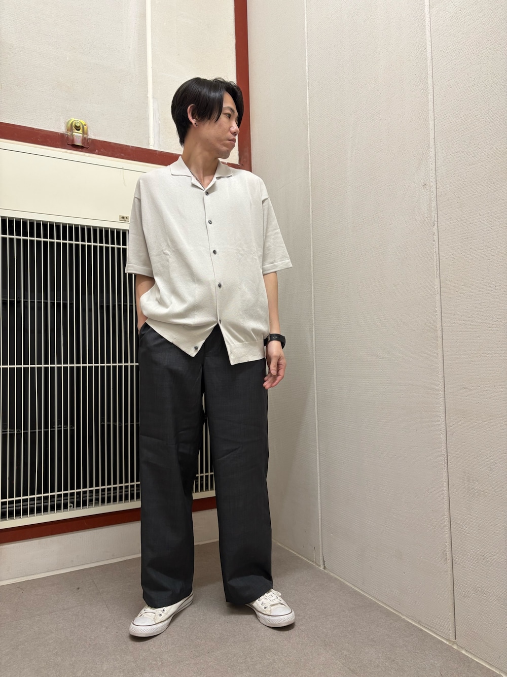 ベージュ系のカーディガン/ボレロ、グレー系のその他パンツを着用したメンズの夏コーディネートの1枚目の写真
