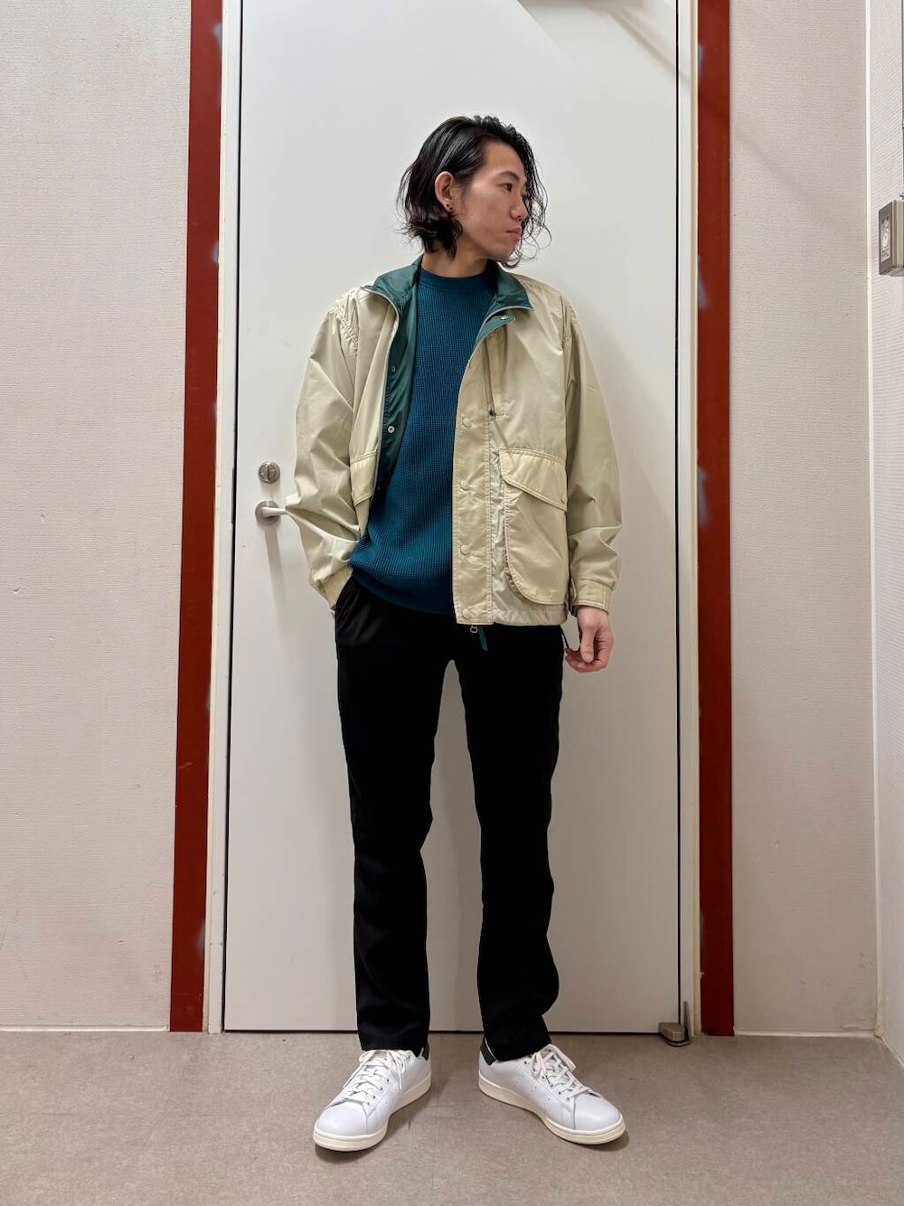 グリーン系のTシャツ/カットソー、ブラック系のその他パンツ、ホワイト系のテーラードジャケットを着用したメンズの冬コーディネートの1枚目の写真