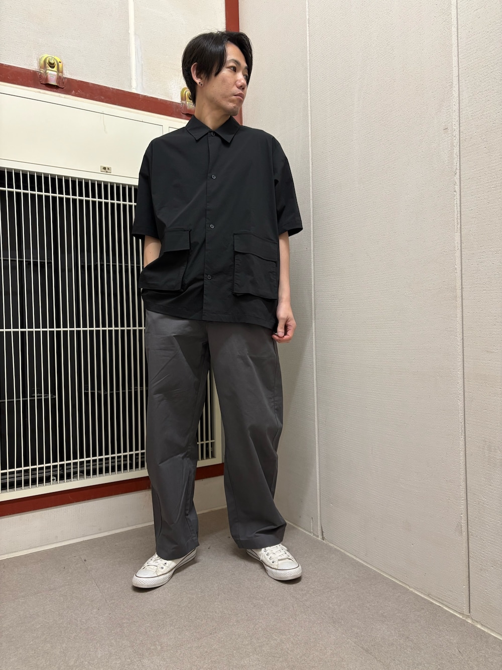 ブラック系のシャツ/ブラウス、グレー系のその他パンツを着用したメンズの夏コーディネートの1枚目の写真
