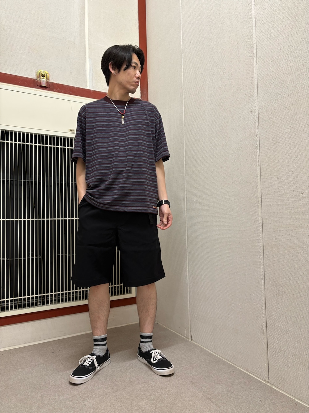 ブラック系のTシャツ/カットソー、ブラック系のその他パンツを着用したメンズの夏コーディネートの1枚目の写真