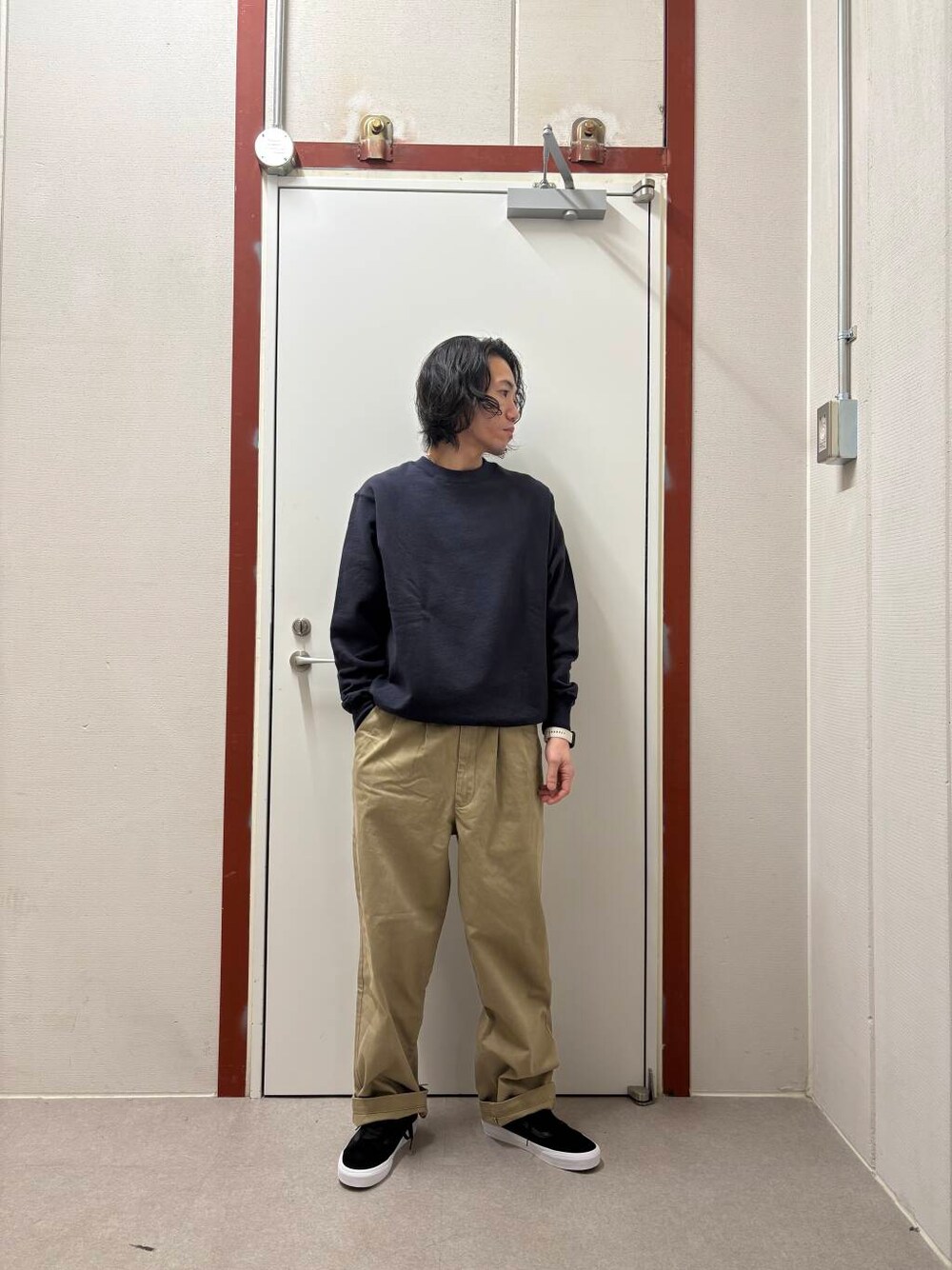 ブラック系のスウェット、ブラック系のスニーカーを着用したメンズの冬コーディネートの1枚目の写真