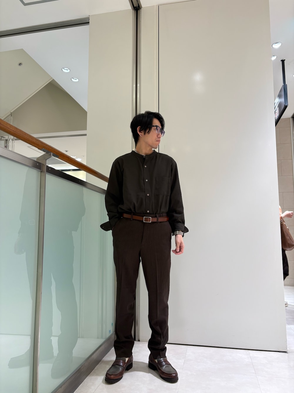 ブラウン系のシャツ/ブラウス、ブラウン系のその他パンツを着用したメンズの秋コーディネートの1枚目の写真