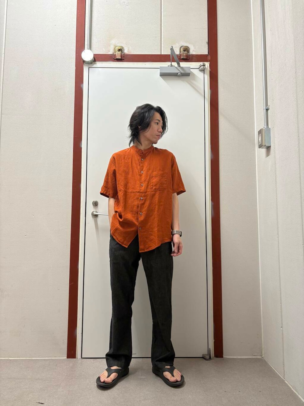 オレンジ系のシャツ/ブラウス、ブラック系のサンダル、ブラック系のデニムパンツを着用したメンズの夏コーディネートの1枚目の写真