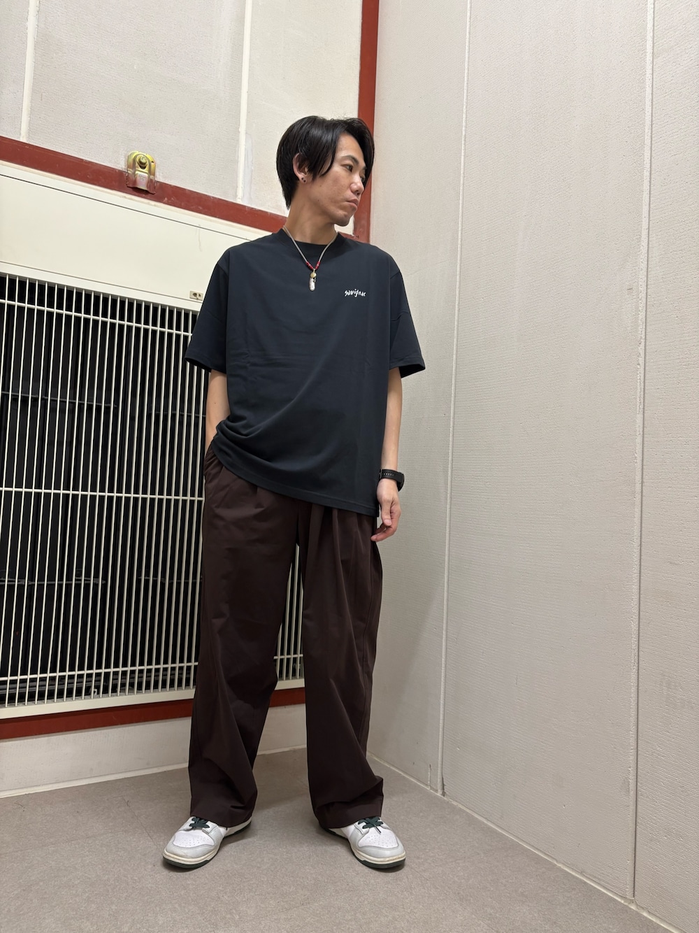 グレー系のTシャツ/カットソー、ブラウン系のその他パンツを着用したメンズの夏コーディネートの1枚目の写真